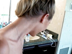 Blondine, Hundestellung, Studentenwohnheim, Behaart, Lecken, Arsch lecken, Tätowierung, Tittenfick