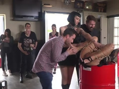 フェラチオ, 服従, 足, 女, 小柄, 公共, お仕置き, ラフ