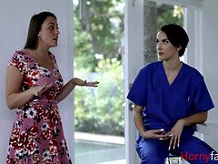 Grosse bite, Sucer une bite, Hard, Infirmière, Chevaucher, Adolescente, Nénés, Uniforme