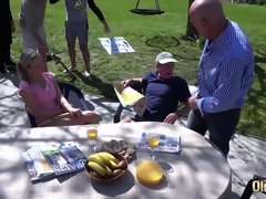 Blond, Diep in de keel, Lul, Dubbele penetratie, Likken, Masturbatie, Natuurlijke tieten, Tieten likken