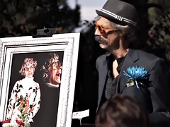 Morena, Al aire libre, Tatuaje