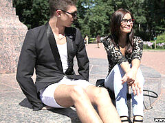 Grosse bite, Brunette brune, Lunettes, Embrassement, Chatte, Rasée, Tatouage, Nénés