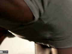 Grosser arsch, Grosse titten, Kehlenfick, Schwarz, Aufs gesicht abspritzen, Behaart, Hd, Tätowierung