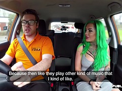 Grosse titten, Britisch, Auto, Handjob, Masturbation, Piercing, Student, Lehrer