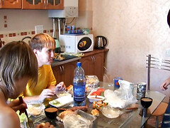 18 ans, Grosse bite, Sucer une bite, Brunette brune, Russe, Adolescente, Plan cul à trois