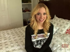 Rubia, Penetracion con dedos, Masturbación, Pequeña, Perforación, Coño, Afeitado, Tetas