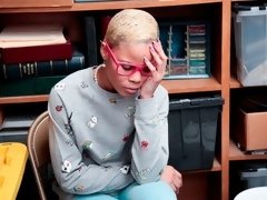 Noire, Blonde, Sucer une bite, En levrette, Fétiche, Branlette thaïlandaise, Dénudage, Adolescente