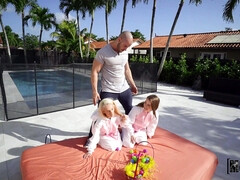 Blond, Europees, 1 man 2 vrouwen, Handbeurt, Likken, Natuurlijke tieten, Klein, Tieten likken