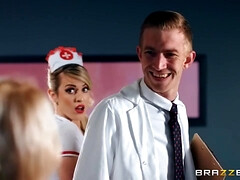 Grosse titten, Blondine, Britisch, Kehlenfick, Aufs gesicht abspritzen, Handjob, Krankenschwester, Strümpfe