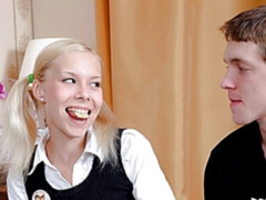 Grosse bite, Blonde, Sucer une bite, En levrette, Léchez, Seins naturels, Petite femme, Adolescente