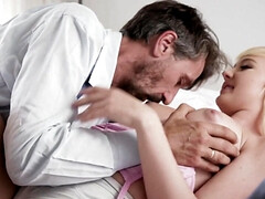 Grosse bite, Gros seins, Sucer une bite, Éjaculation interne, Papa, Queue, Hard, Adolescente