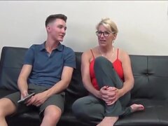 Blondine, Geile alte tussi, Oma, Handjob, Riesig, Riesenschwanz, Reif, Mutti