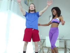 Cul, Sucer une bite, Gorge profonde, En levrette, Faciale, Hard, Huilée, Spandex