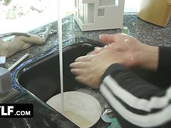 Grosse titten, Blondine, Blasen, Braunhaarige, Aufs gesicht abspritzen, Handjob, Schwestern, Titten