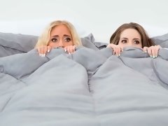 Blonde, Sucer une bite, En levrette, 2 femmes 1 homme, Hard, Léchez, Masturbation, Plan cul à trois