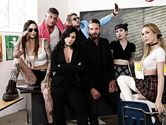 Gros seins, Sucer une bite, Brunette brune, Branlette thaïlandaise, Hard, Embrassement, Jarretelles, Adolescente