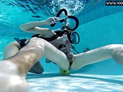 18 ans, Grosse bite, Bikini, Piscine, Pov, Public, Adolescente, Nénés