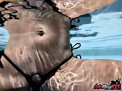 Seductive Hot MILF Sofie Marie Masturbates Solo Underwater