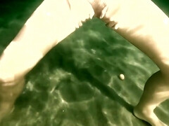 Strand, Faustfick, Flashen, Behaart, Natürlichen titten, Nudist, Pissen, Pov