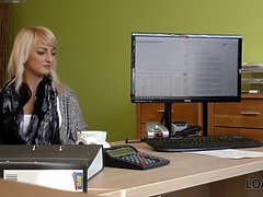 Loan4k. chérie donne une poule mouillée pour le forage à un agent de crédit méchant