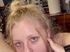 Enthousiasteling, Grote mammen, Blond, Pijpbeurt, Schattig, Handbeurt, Tiener, Tieten likken