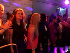 Homme nu et filles habillées, Groupe, Hard, Hd, Réalité