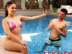 Culo grande, Verga grande, Tetas grandes, Mamada, Morena, Estilo perrito, Al aire libre, Piscina