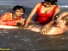 ビーチ, イく瞬間, インド人, アウトドア, レトロ, ティーン, 三人, 締まりの良い