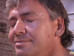 Sucer une bite, Brunette brune, Embrassement, Léchez, Masturbation, Secrétaire, Adolescente