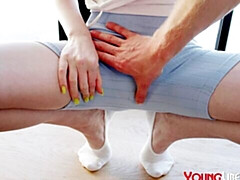 Grote lul, Pijpbeurt, Bruinharig, Natuurlijke tieten, Kort haar, Mager, Tiener, Tieten likken