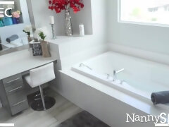 Babysitter caught ladywanking in bathtub