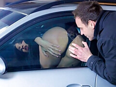 Grosser arsch, Grosser schwanz, Grosse titten, Braunhaarige, Auto, Hundestellung, Milf, Im freien