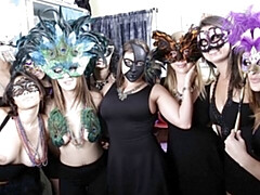 Grosser arsch, Grosser schwanz, Grosse titten, Blasen, Hundestellung, Orgie, Öffentlich