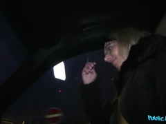 Sucer une bite, Voiture, Tromperie, Couple, En levrette, De plein air, Public, Chatte