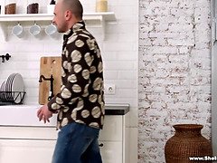 アナル, フェラチオ, 茶髪の, なめる, 恥ずかしがりや, ガリガリ, ストリッピング, フェラする