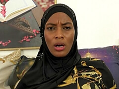 Arabe, Gros cul, Grosse bite, Gros seins, Sucer une bite, En levrette, Maigrichonne, Adolescente