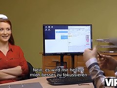 Der Mann wird sich noch lange an die Muschi der zarten Rothaarigen erinnern