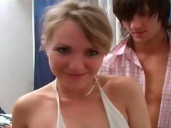 お尻, ブロンド, フェラチオ, バック, 手コキする, 3p男男女, 剃毛, 三人
