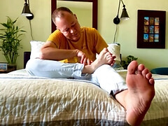 Amateur, Grosse bite, Pieds, Fétiche, Fétiche des pieds, Homosexuelle, Léchez, Tatouage