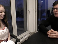 18 ans, Gros cul, Sucer une bite, Brunette brune, Petite femme, Plan cul à trois, Nénés, Uniforme