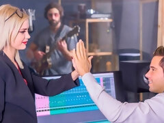 Blonde, Sucer une bite, En levrette, Branlette thaïlandaise, Embrassement, Lingerie, Rasée, Adolescente