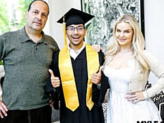 Gros cul, Grosse bite, Gros seins, Blonde, Sucer une bite, En levrette, Seins naturels