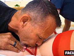Grote lul, Gebondenheid, Hondjeshouding, Sperma in gezicht, Hd, Klein, Trio, Strak