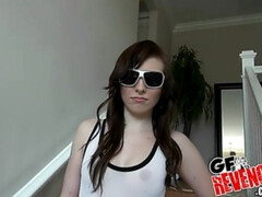 Leie, Blasen, Braunhaarige, Aufs gesicht abspritzen, Masturbation, Zierlich, Piercing, Titten