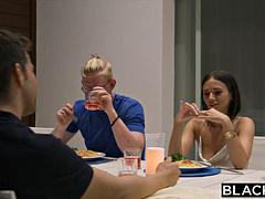 Mamada, Loco, Ffm, Hd, Interracial, Lesbiana, Lencería, Al aire libre