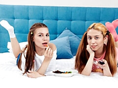 18 jaar, Grote kont, Grote mammen, Lesbisch, Likken, Kut duiken, Mager, Tiener