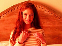 18 jaar, Enthousiasteling, Grote mammen, Vingeren, Masturbatie, Mager, Strippen, Tiener