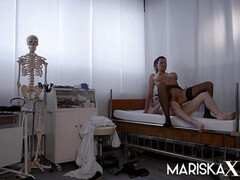 Tetona, Médico, Doble penetracion, Sexo duro, Afeitado, Medias largas, Trio, Tetas