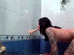 Enthousiasteling, Bruinharig, Orgasme, Alleen, Zuigen, Tatoeage, Tiener, Speelgoed