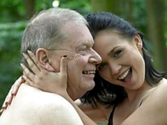 Arsch, Blasen, Braunhaarige, Hundestellung, Handjob, Küssen, Rasiert, Jungendliche (18+)